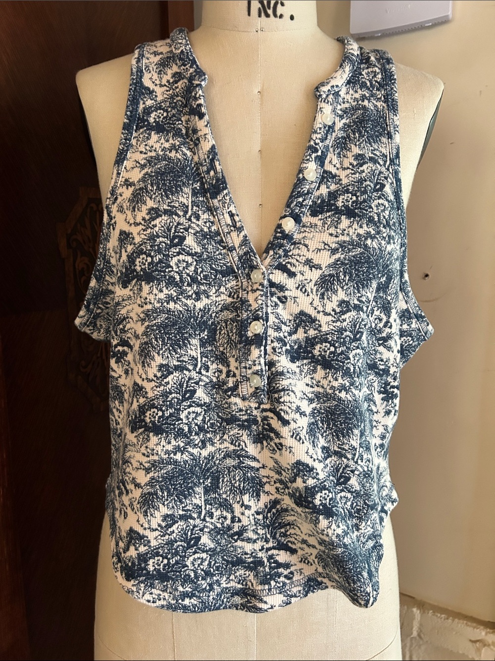 Anthropologie Floral Henley Tank. Toile Print 💙